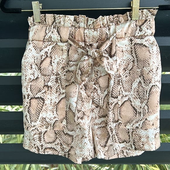 L’Academie SUPER CUTE Jane Shorts - Picture 2 of 8